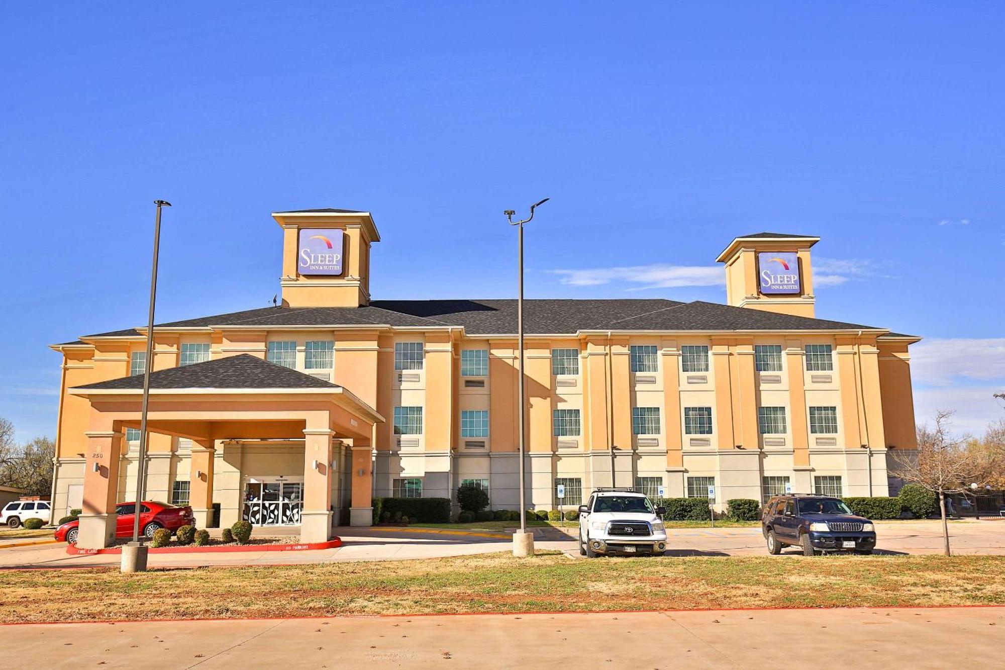 Staying Near Frontier Texas: 9 Three-Star Hotels Compared