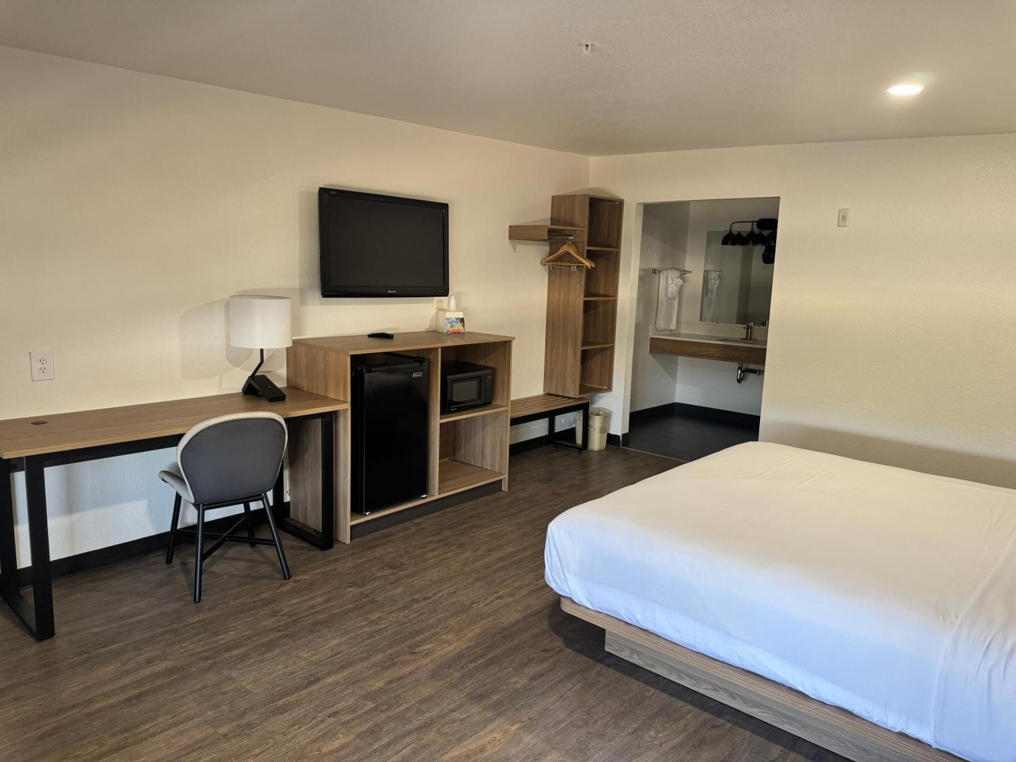 Staying Near Wet 'n Wild Palm Springs: 6 Airport Hotels Compared