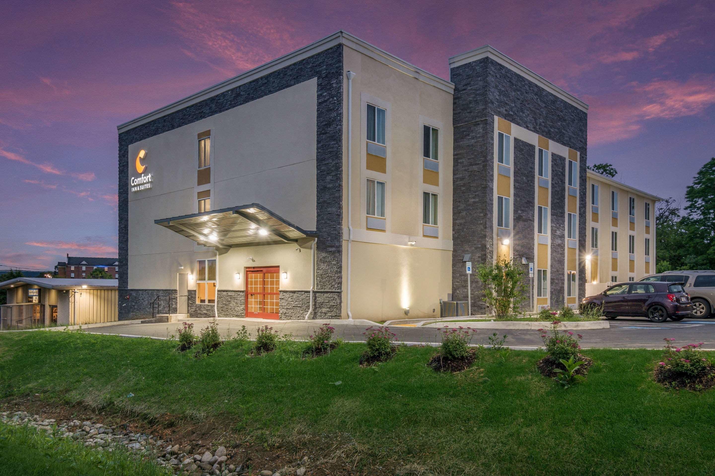 Staying Near Art Assn of Harrisburg: 7 Airport Hotels Compared