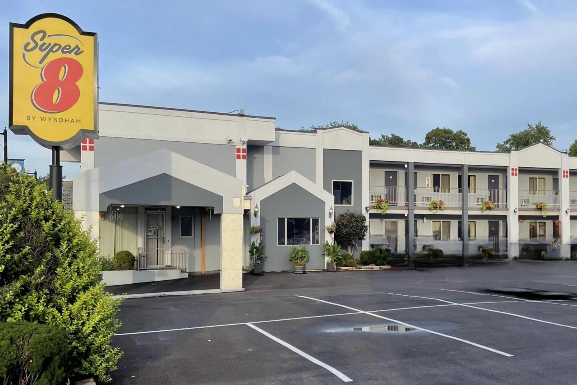Staying Near Citizens Park: 5 Budget Hotels Compared