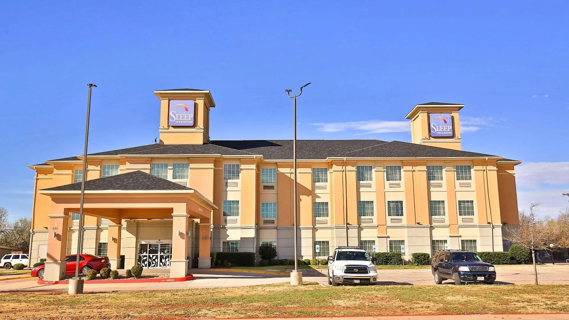 Staying Near Frontier Texas: 9 Three-Star Hotels Compared
