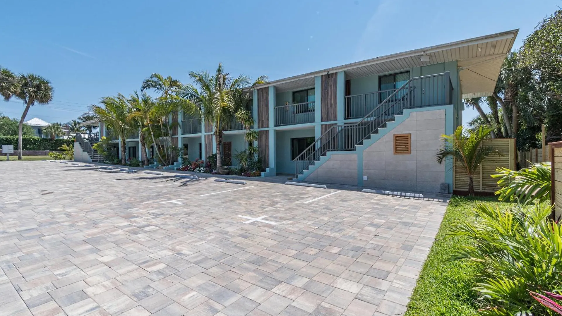 Staying in Florida Solo: 5 Hotels Compared for Solo Travellers