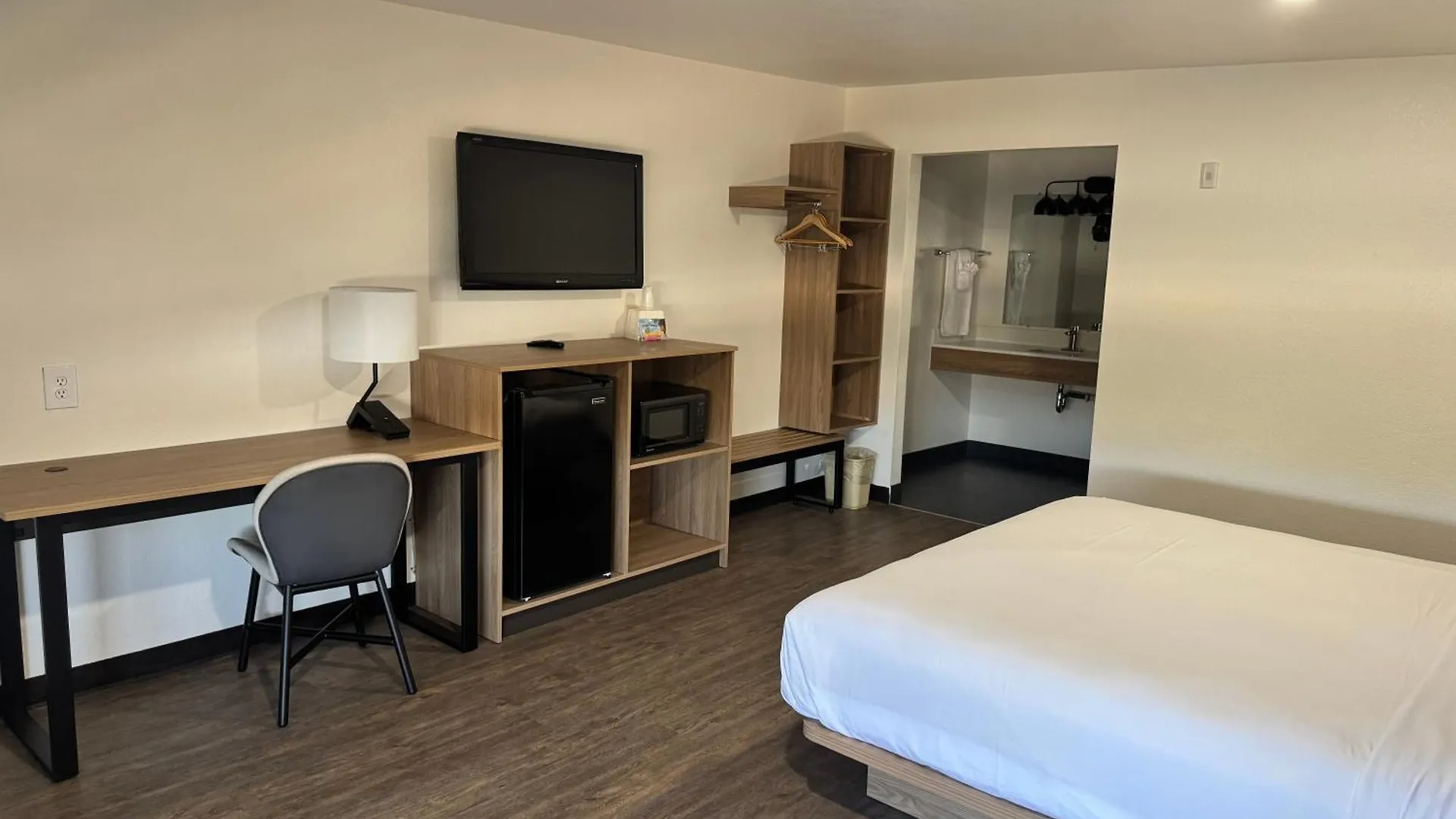 Staying Near Wet 'n Wild Palm Springs: 6 Airport Hotels Compared