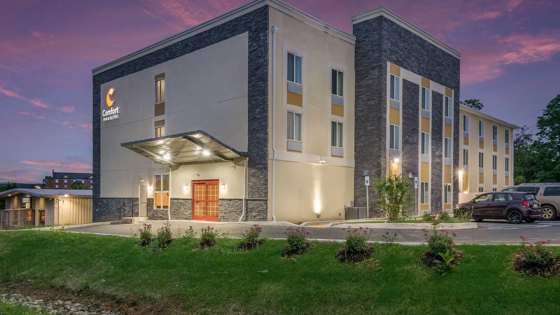 Staying Near Art Assn of Harrisburg: 7 Airport Hotels Compared