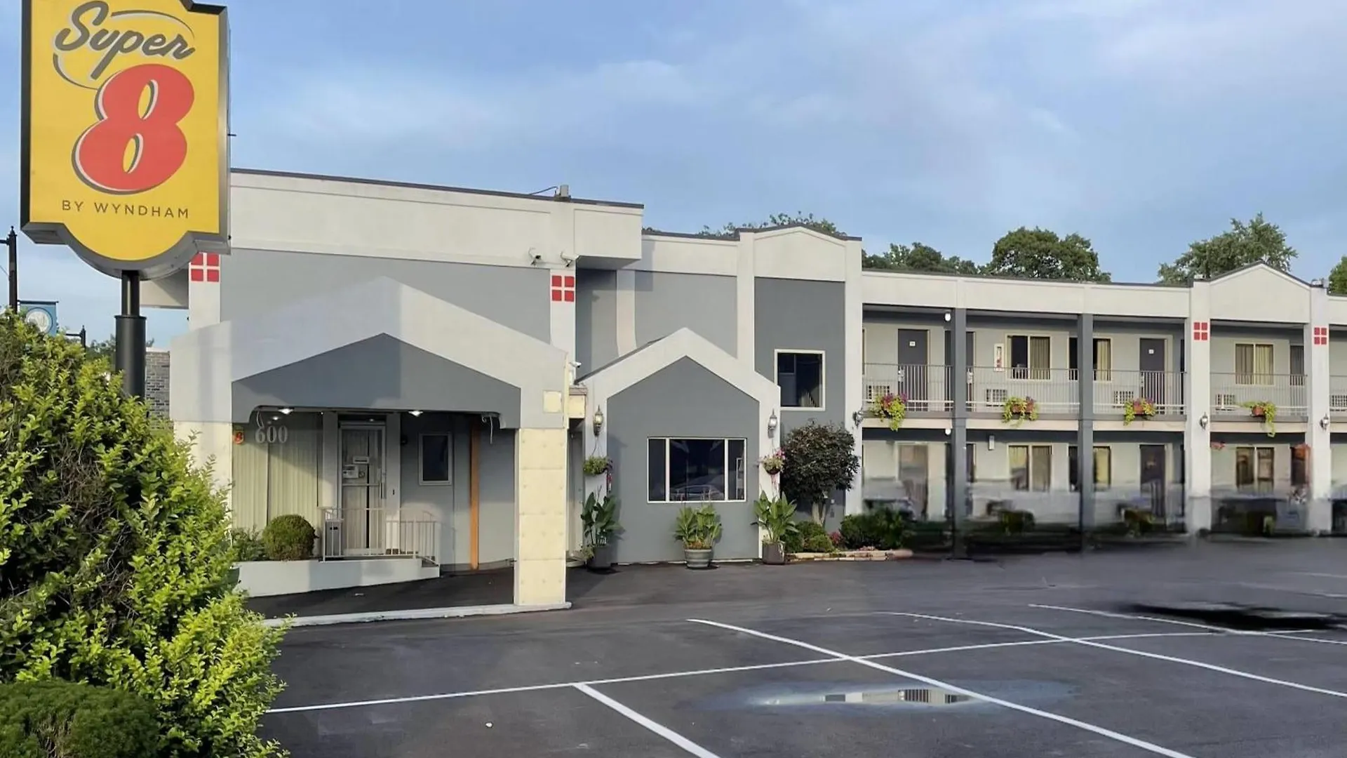 Staying Near Citizens Park: 5 Budget Hotels Compared