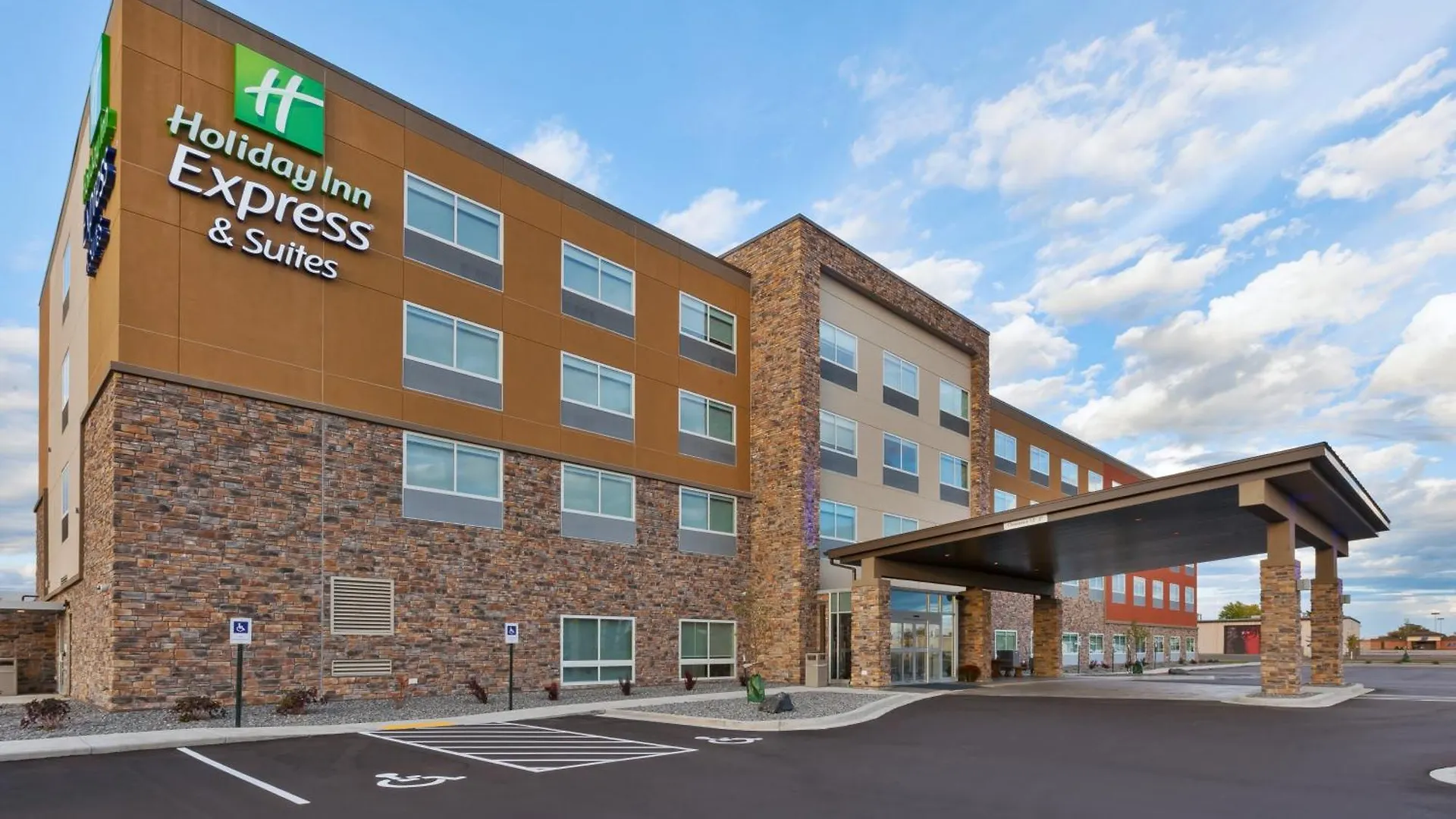 Staying Near Rod and Gun Park: 6 Airport Hotels Compared