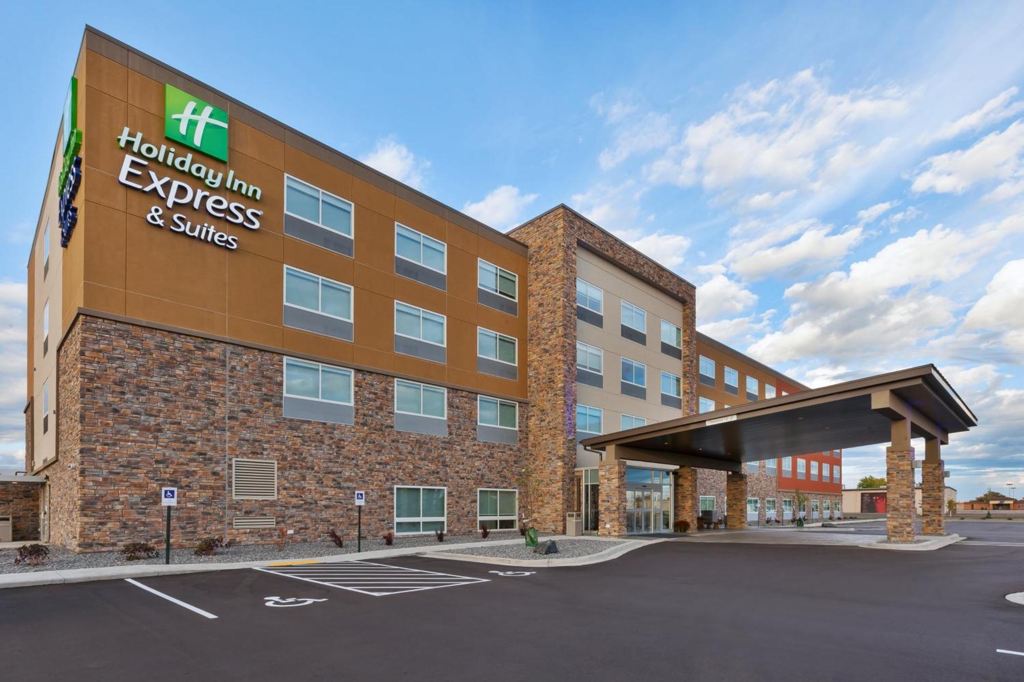 Staying Near Rod and Gun Park: 6 Airport Hotels Compared